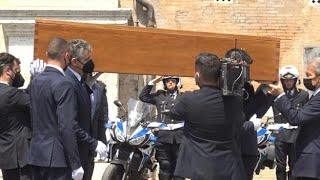 Funerali Raffaella Carrà il feretro arriva alla Basilica dellAra Coeli di Roma [upl. by Ennayelsel]