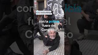 Pensionados enfurecidos chocan con la policía por veto a reforma jubilatoria de Milei en Argentina [upl. by Vullo752]