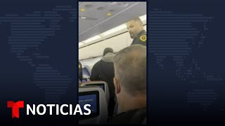 Pasajero amenaza con una navaja a una mujer en pleno vuelo Shorts  Noticias Telemundo [upl. by Hertzfeld]