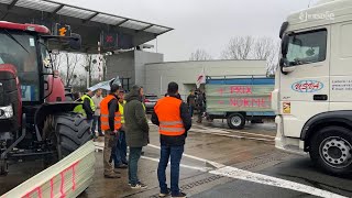 Les autoroutes de Vendée rendues momentanément gratuites par les agriculteurs en colère [upl. by Kilam]