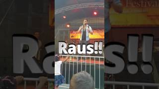 Publikum schreit Ausländer Raus Amjad Comedy verarscht Publikum  LUSTIG [upl. by Aciretnahs]