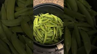 Turn your gardens sugar snap peas into crispy air fryer peas 🤤 [upl. by Cristiona]