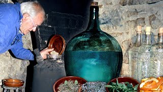 AGUARDIENTE artesanal a partir de vino y especias Elaboración en alambique tradicional  Documental [upl. by Ehcram]