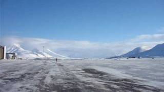 SAS 737 800 landing Longyearbyen  Svalbard lufthavn LYR [upl. by Namsaj]