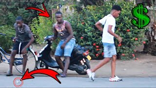 Geld Droppen In De HOOD PRANK  GETS HEATED [upl. by Echikson68]