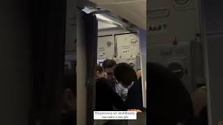 passageira surta em avião da azul em Recife e precisa ser contida setembro24 [upl. by Vinn939]