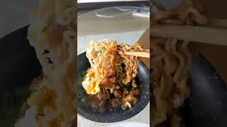 DAY 18 STICKY BACON MAZEMEN WITH RUNNY EGG 🤤 30dayinstantnoodlechallenge [upl. by Llenrep868]