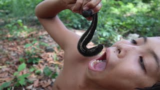 Primitive Technology  Eat Leech  Survival Technique  Brave Wilderness [upl. by Yonit512]