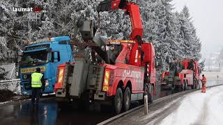 LKW landete auf Wallerner Straße in Wallern an der Trattnach im Straßengraben [upl. by Idnar]