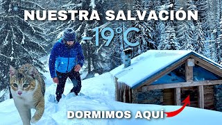 NOS COBIJAMOS DE LA NIEVE EN UNA CABAÑA  18 VUELTA al MUNDO en AMBULANCIA [upl. by Lonni]