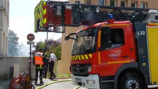 Incendie de pavillon impasse des Dervallières à Nantes [upl. by Ellehcal]