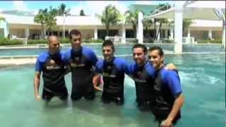 FC Barcelona  Villa Pedro Xavi Busquets amp Valdés are swimming with Dolphins Miami 03082011 [upl. by Stirling]