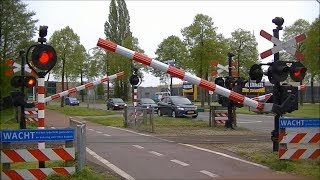 Spoorwegovergang Aalten  Dutch railroad crossing [upl. by Netsreik]