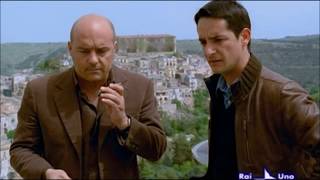 Il commissario Montalbano Escenas graciosas S07 E02 2  Le ali della Sfinge [upl. by Ihp]