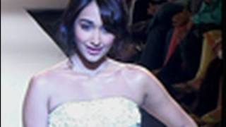 Jiah Khan Sizzles the Lakme Fashion Week ramp [upl. by Eselrahc]