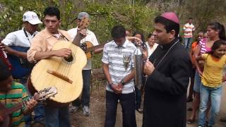 Mons Rolando Álvarez tocando guirros [upl. by Yliram]