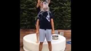 Shakira y Piqué Reto de Agua Fría Piqué grita más fuerte que Shakira Ice Bucket Challenge [upl. by Denby764]