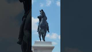 Place Bellecour à Lyon la statue de Louis XIV à retrouvé son éclat dorigine [upl. by Kragh]