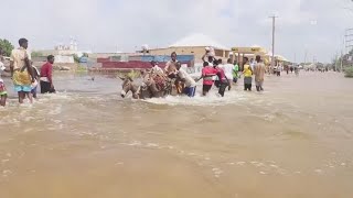 Flooding in Somalia dispaces close to half a million people [upl. by Peta]