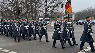 Regimentsgruß Marsch Ausmarsch Wachbataillon BMVgStabsmusikkorps Bundeswehr Schloss Bellevue [upl. by Ardnod603]