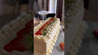 Einfache Erdbeertorte 🍓🔥 trendingshorts easyrecipes foodshorts erdbeerkuchen [upl. by Elleraj780]