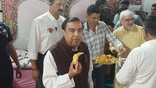 jamnagar  Mukesh Ambani eating bhajiya said that quotKhambhalias bhajiya is world famousquot [upl. by Proud211]