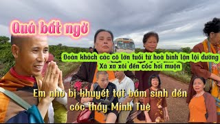 Quá bất ngờ 😱 các cô lớn tuổi đến từ Hoà Bình và em nhỏ khuyết tật bẩm sinh đến cốc thầy Minh Tuệ [upl. by Oikim]