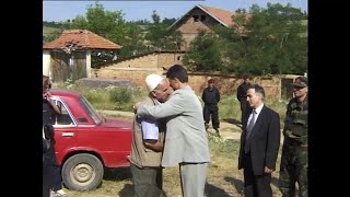 Vizita e Hashim Thaçit dhe e bashkëluftëtarëve të tij në familjen Jashari Prekaz 3 Korrik 1999 [upl. by Weight]