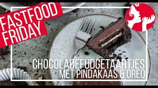 FASTFOOD FRIDAY Chocoladefudgetaartjes met pindakaas amp Oreo  OhMyFoodness [upl. by Silra854]