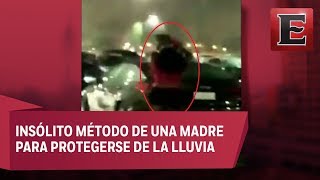 Video Madre se protege de la lluvia con su hija [upl. by Nigrom]