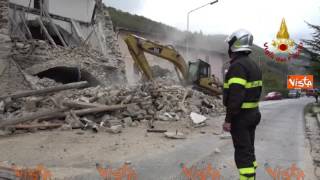 Terremoto i Vigili del Fuoco mettono in sicurezza la strada provinciale di Ussita [upl. by Nomzaj110]