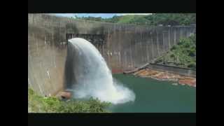 Kariba dam spilling 2013 [upl. by Teevens]