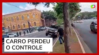 Viatura da Rota faz manobra e atinge casal em moto durante comemoração em SP [upl. by Ecylahs]