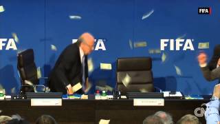 Comediante le tira dinero en la cara a Sepp Blatter [upl. by Anayk]