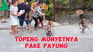 Topeng Monyet Lucu Kepanasan Pake Payung  Funny Monkey [upl. by Bortman]