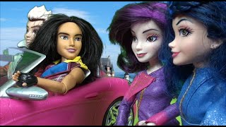 Mal and Evie Get a New Car New Disney Descendants 2 Wicked World Magic Dolls Toys In Action [upl. by Arehsat]