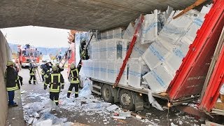 Unfall LKW bleibt an Bahnbrücke hängen in Winterbach Rems [upl. by Alenas]