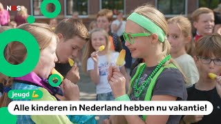 Kinderen vieren laatste schooldag voor zomervakantie [upl. by Bradlee]