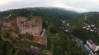 Flug über der Burg Rheinfels und dem Romantikhotel Schloss Rheinfels [upl. by Araeit]