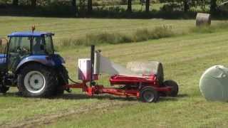 KUHN RW 1410 eTwin  Enrubanneuses pour balles rondes En action [upl. by Divad989]