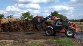 Chargement de fumier avec un manitou 2014 [upl. by Ecienahs]