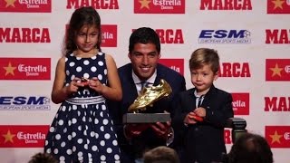 Goldener Schuh Suarez bekommt Trophäe von seinen Kindern [upl. by Rochelle]