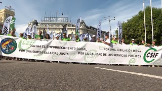 Los funcionarios se manifiestan en Madrid para exigir quotuna subida salarial justaquot [upl. by Ahsiatal]