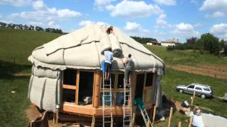 Montage de la yourte du Champ des Colibris à Najac [upl. by Enitsugua149]