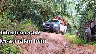 hilux toyota 4x2 muatan sawit  isi pul lewati jalan licin [upl. by Herta]