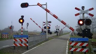 Spoorwegovergang Hindeloopen  Dutch railroad crossing [upl. by Laurianne]