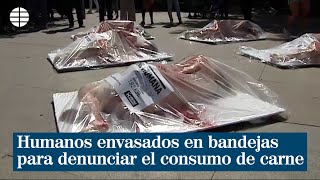 Humanos envasados en bandejas de supermercado para denunciar el consumo de carne [upl. by Enilreug]