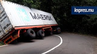 Chamarel Un camionconteneur finit dans le bascôté de la route [upl. by Eanram]