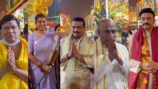 తిరుమలలో VIP ల సందడి  VIPs In Queue Line At Tirumala Tirupati Temple For Uttara Dwara Darshanam [upl. by Namlas537]