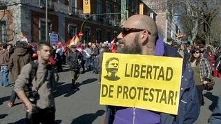 Spanier protestieren gegen Sparmaßnahmen [upl. by Nallac]